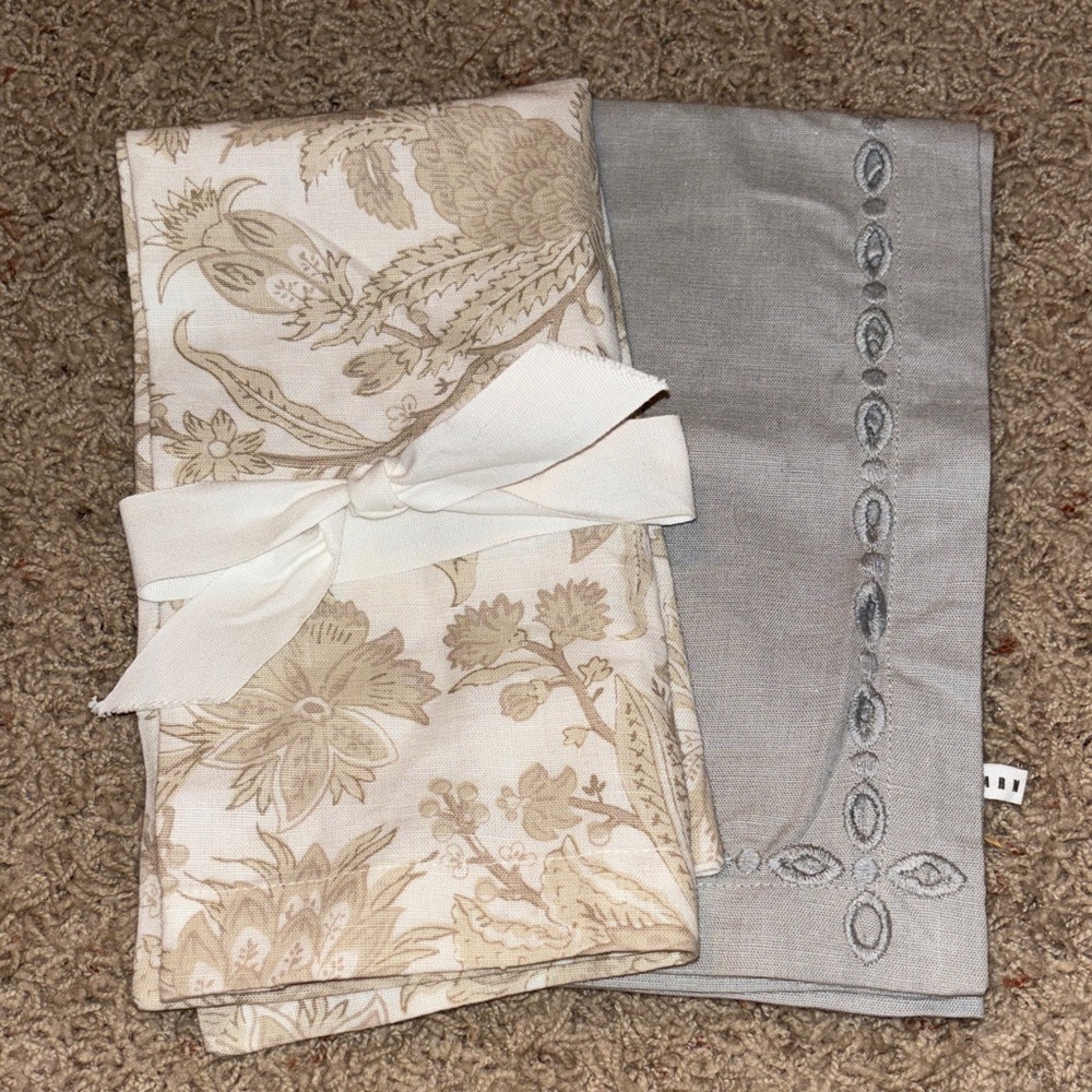 Floral and Gray Pottery Bar Linens